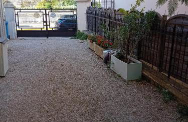 Un rez de jardin en plein centre - Foto 10