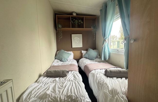 Harwich - Caravan - Sleeps 10 - Garden - Pool - Foto 8