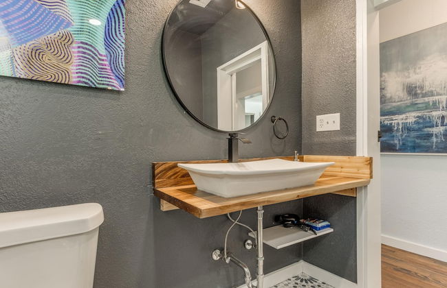 2BR Stylish Retreat in Midtown - Photo 23