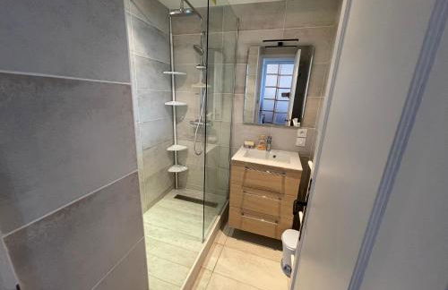 Au cœur du port de Saint-Mandrier, piscine, tennis, charme et confort - Photo 9