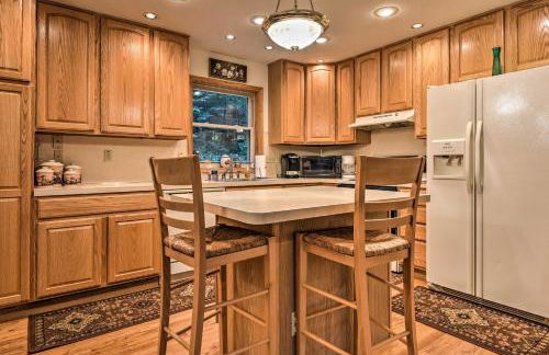 Pocono Mountain Home with 3 Community Lakes! - Foto 7