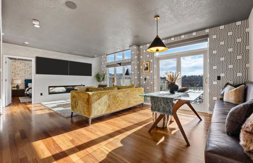 Iowa River Landing steps to Xtream Arena & Coralville Convention Center - Foto 2