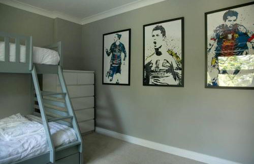 4 Bed House Sleeps 9 - Parking Garden Bbq Wifi - Foto 2