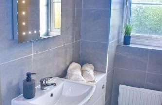 Manchester Stay Hub - 2BR with Free Parking, Near Airport & Attractions - Foto 27