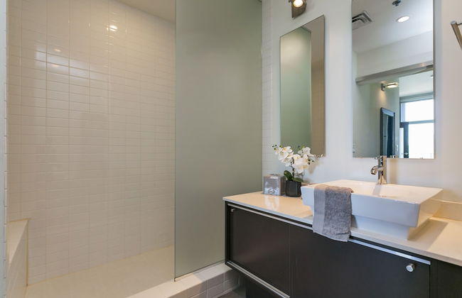 Mid Century Modern Downtown Condo | 30+ Night Min - Foto 27