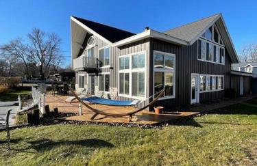 Unforgettable 4 bedroom 3 bath waterfront cabin - Photo 28