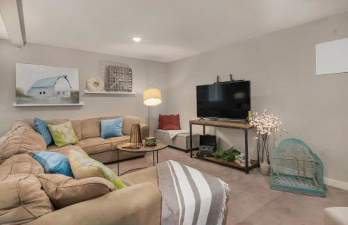 Spacious Main Street Retreat for families and large groups - Photo 23