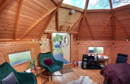 Romantic Treehouse with Hot Tub & BBQ Lodge - Foto 17