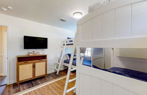 Poolside Bliss! Christian Pass Family Home with Yard - Foto 21