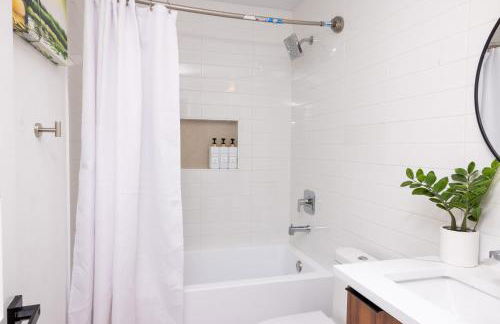 Luxe Retreat, Modern Gem with Private Backyard Oasis - Foto 40