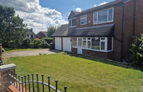 Family-Friendly Detached House Near Leeds and Bradford with Garden - Foto 4