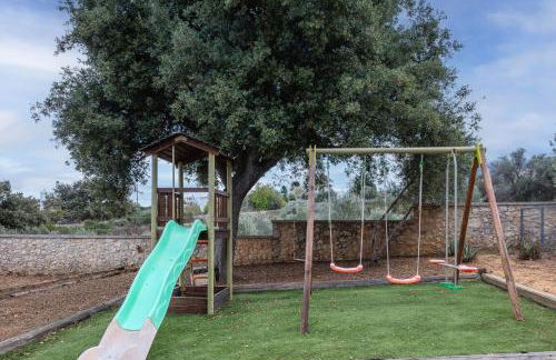 Saridakis Villa, Multi-Generational Escape & Pool, By ThinkVilla - Foto 54