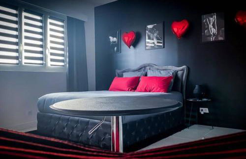 SECRET SUITE "Mr Grey" - Jacuzzi privatif - Gare RER C - Proche Paris - Foto 7