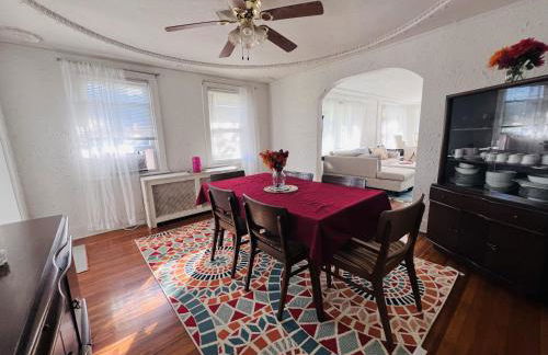 Charming 3 Bedroom Cottage Apartment in a Tudor-Style Home - Foto 10