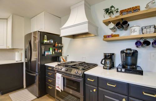 Lakefront Sunburg Vacation Rental with Boat Dock! - Foto 12