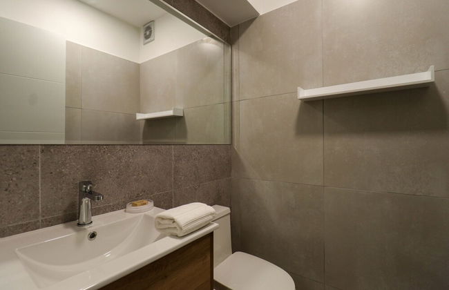 w Illustrious 1BR w Balcony in Miraflores - Photo 5