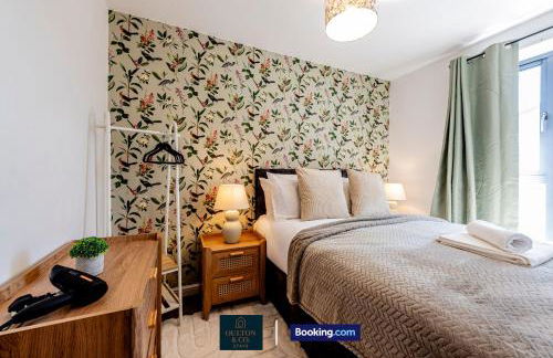 Luxury Retreat For 10 Short Lets & Serviced Accommodation Manchester with Hot Tub and Spacious Garden - Foto 1