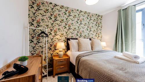 Luxury Retreat For 10 Short Lets & Serviced Accommodation Manchester with Hot Tub and Spacious Garden - Foto 1