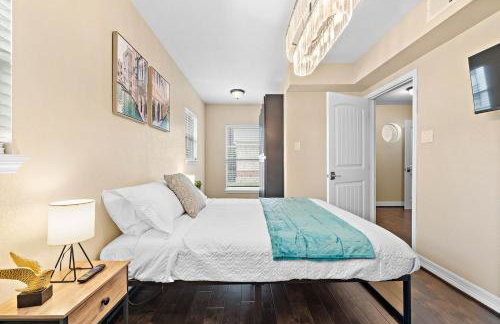 Nr DT, Med Center, Midtown Sleeps 16 Game Room - Photo 35