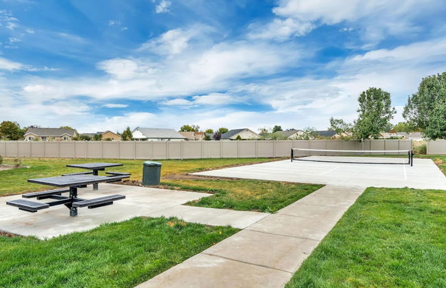 Welcoming 2BR Pool Gym Near Hill AFB Lagoon - Foto 25