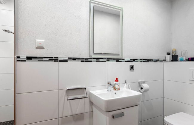 Garden Retreat With Pond View - Photo 16