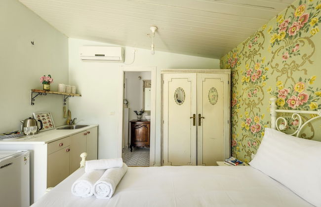 Elegant 1BR Apt w Balcony in the City - Photo 3