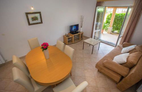 Three-Bedroom Apartment Mir with Private Infinity Pool - Foto 10