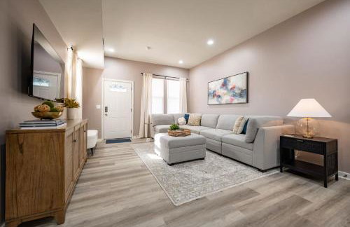 Modern & Stylish - Mins to Downtown - Family Friendly - Photo 4