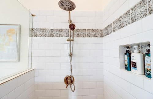 Downtown home with enclosed backyard, deck, streaming, washer/dryer, central AC - Foto 25