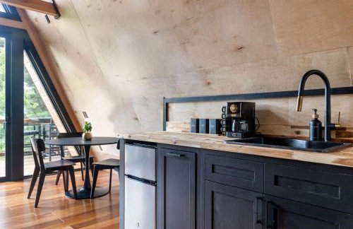 Designer A-Frame Treehouse with hot tub on river - Foto 12