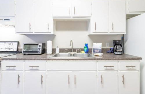 Wrap-Around Porch Uptown Stay-Pets Welcome! - Foto 21