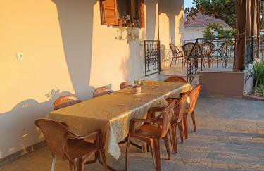 Red Roses-Traditional House - Photo 6