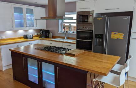 Cheltenham large house with gym, bar & hot tub - Photo 38