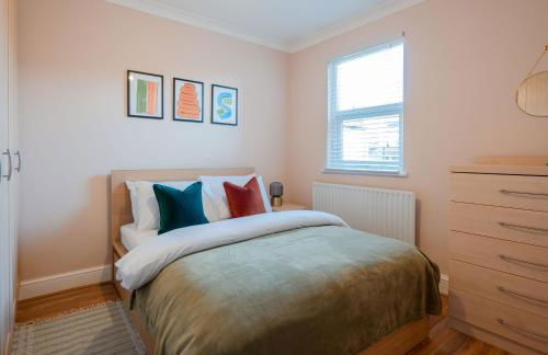 Spacious home 3 min from station - Photo 1