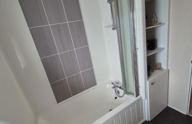 The Blue Lagoon 2 bedroom lodge with hot tub - Foto 12