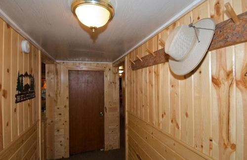 Grey Wolf Retreat by KABINO Sleeps 20 Commercial Kitchen Fire Pit WiFi Bunk Beds - Foto 23