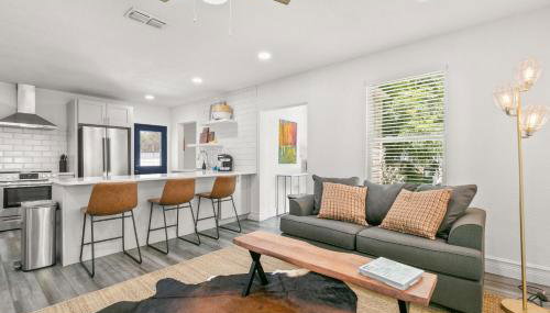 NEW SoHo Sanctuary - Gorgeous Apartment Steps to S Howard Ave with Fenced Yard - Foto 5