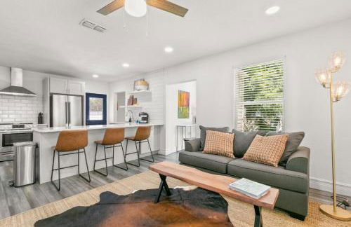 NEW SoHo Sanctuary - Gorgeous Apartment Steps to S Howard Ave with Fenced Yard - Foto 5