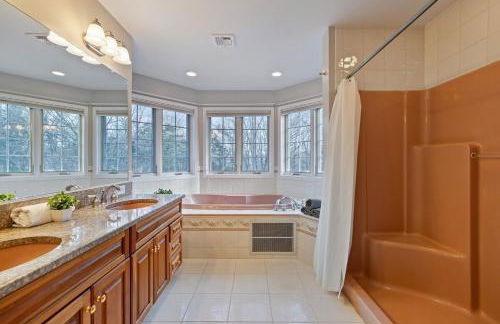 Secluded 9BR Getaway, Pool, Hot Tub & Huge Deck - Foto 26