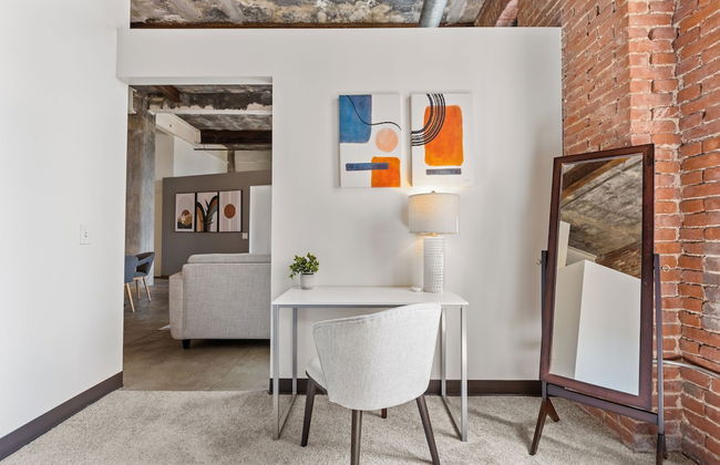 Historic Loft Retreat With Pool - Foto 26