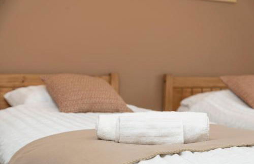 Sleeps 6. Free Wifi. Free Parking central location. - Photo 45