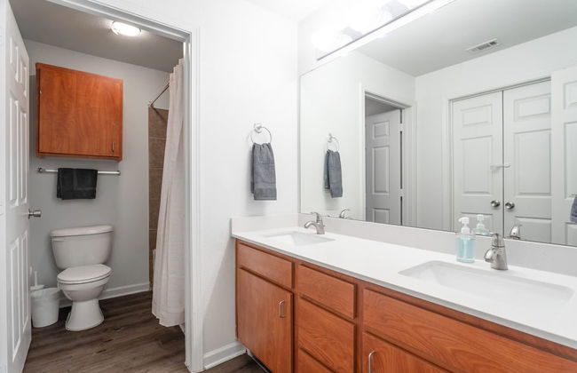 Modern Condo With Pool, Gym, Workspaces & BBQ - Foto 21