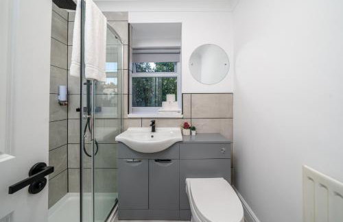 COZY 3 Bed House With Garden & Parking in Rochester, Kent Mins to Train Station, WiFi - Foto 8