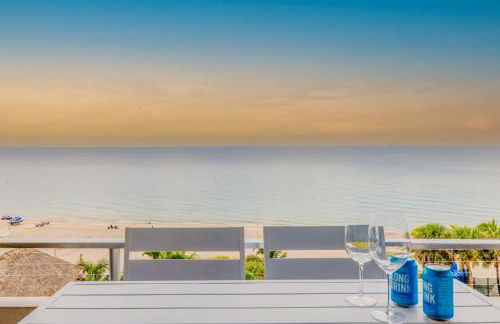 Stylish Beachfront Condo with Balcony & Ocean View - Foto 62