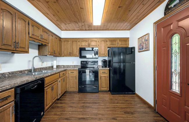 Boondock Bliss - Lakefront, Private Dock Sleeps 15! - Photo 11