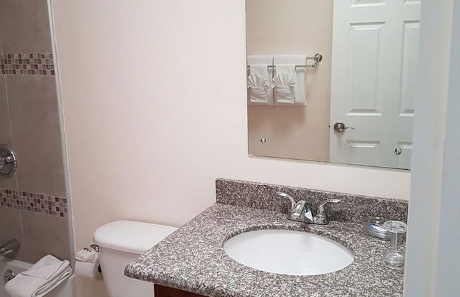 Je Suis Jamaica - 4 B R Beachfront Villa w Staff - Photo 53