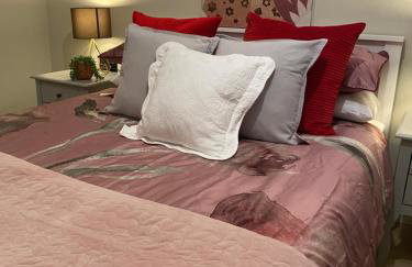 Lovely 3 bed with jacuzzi, close to airport, driveway, wifi - Foto 22