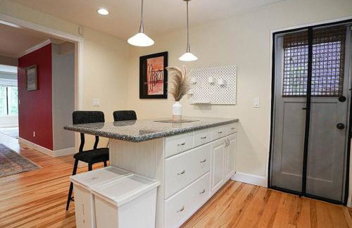 Sunlit contemporary Bellevue Home w a Lush Garden - Foto 11