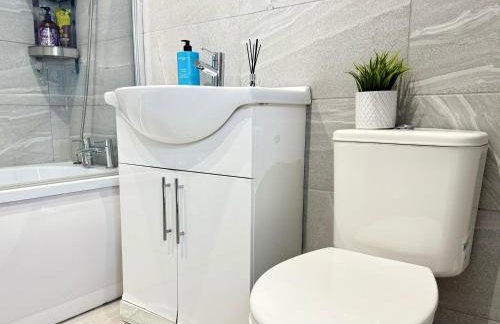 Evergreen Lodge - Two Bed Lux Flat - Parking, Garden, Patio, WIFI, Netflix - Close to Blenheim Palace & Oxford - F3 - Photo 15