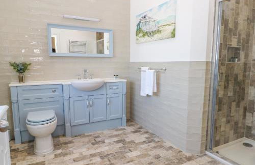 Meadow Manor And Spa - Photo 32